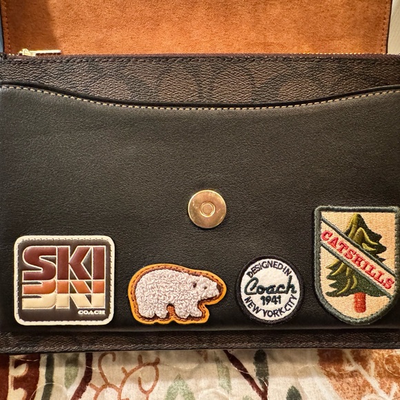 Coach Klare Crossbody Bag In Signature Canvas With Ski Patches - Picture 3 of 12